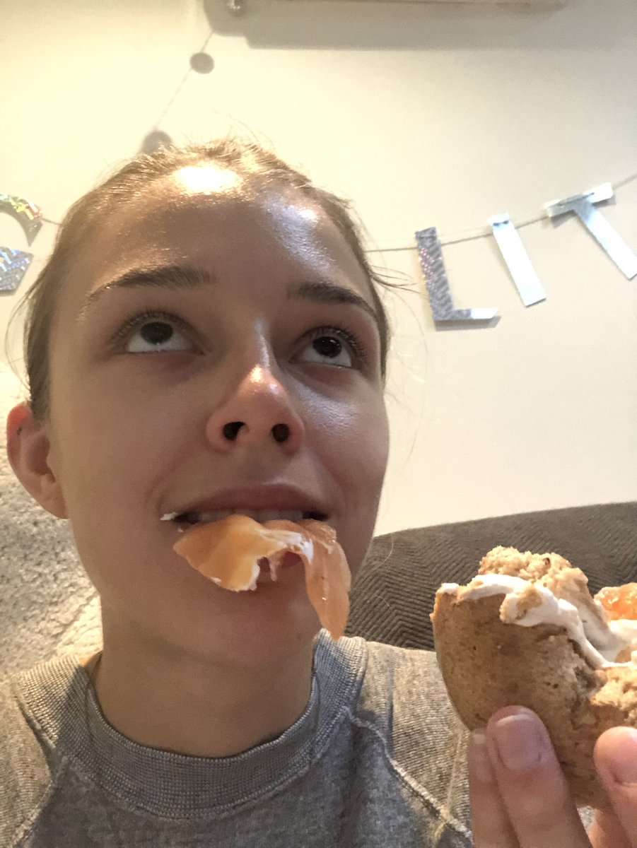 ElleShurm's tweet photo. First NY lox bagel... WORTH. THE. DAMN. WAIT. https://t.co/FYEmg8zk2d