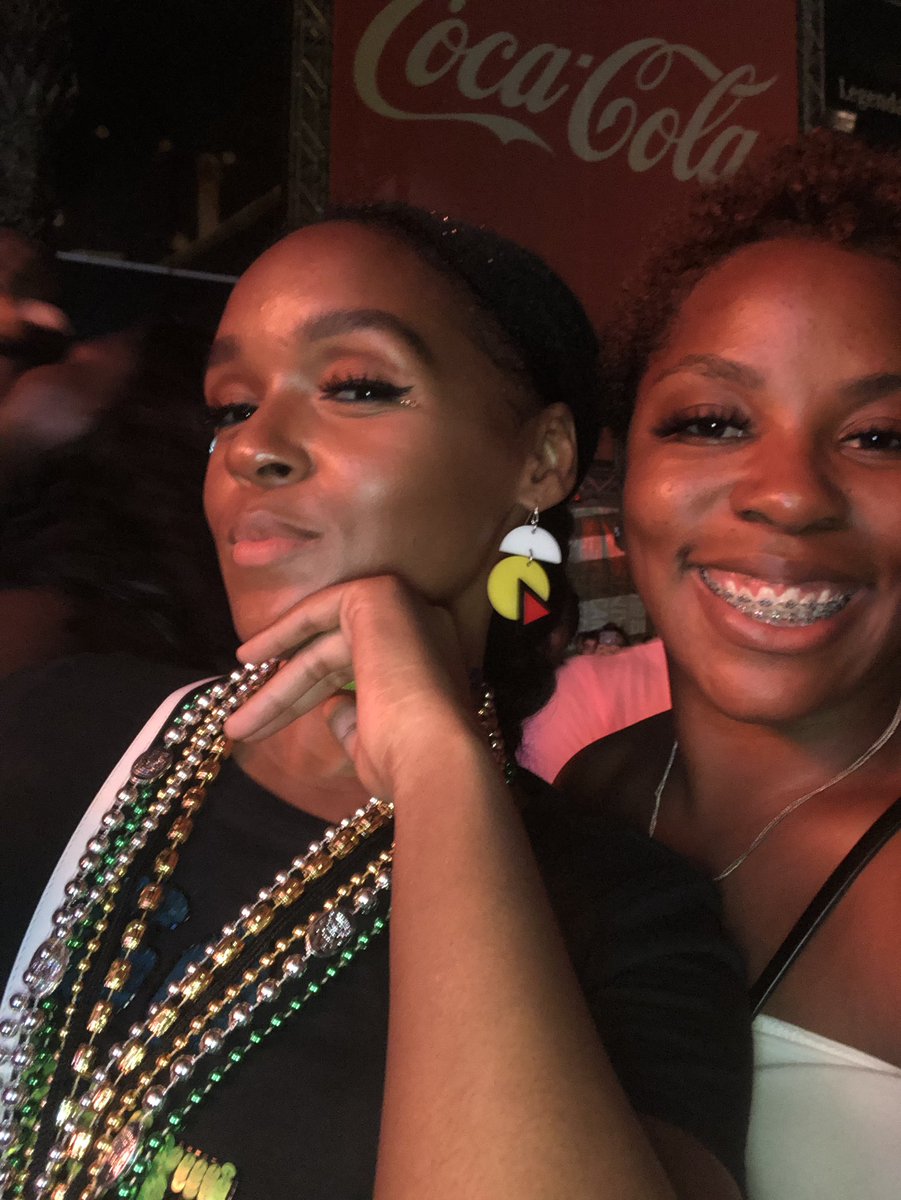 beyondbinary91's tweet image. I would love to see Thundercat and Janelle perform #TakeAByte together live. It Would melt faces, split wigs and snatch souls, period. Don't @ me. #MonáeCrushMonday