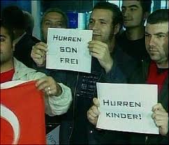 Die Türkei echauffiert sich gerade darüber, dass man ihre Fussballnationalmannschaft am Flughafen von Island respektlos behandelt hat. Dabei zeigte man dem Rest der Welt doch schon 2005 beispielhaft, wie man Gäste gebührend empfängt.