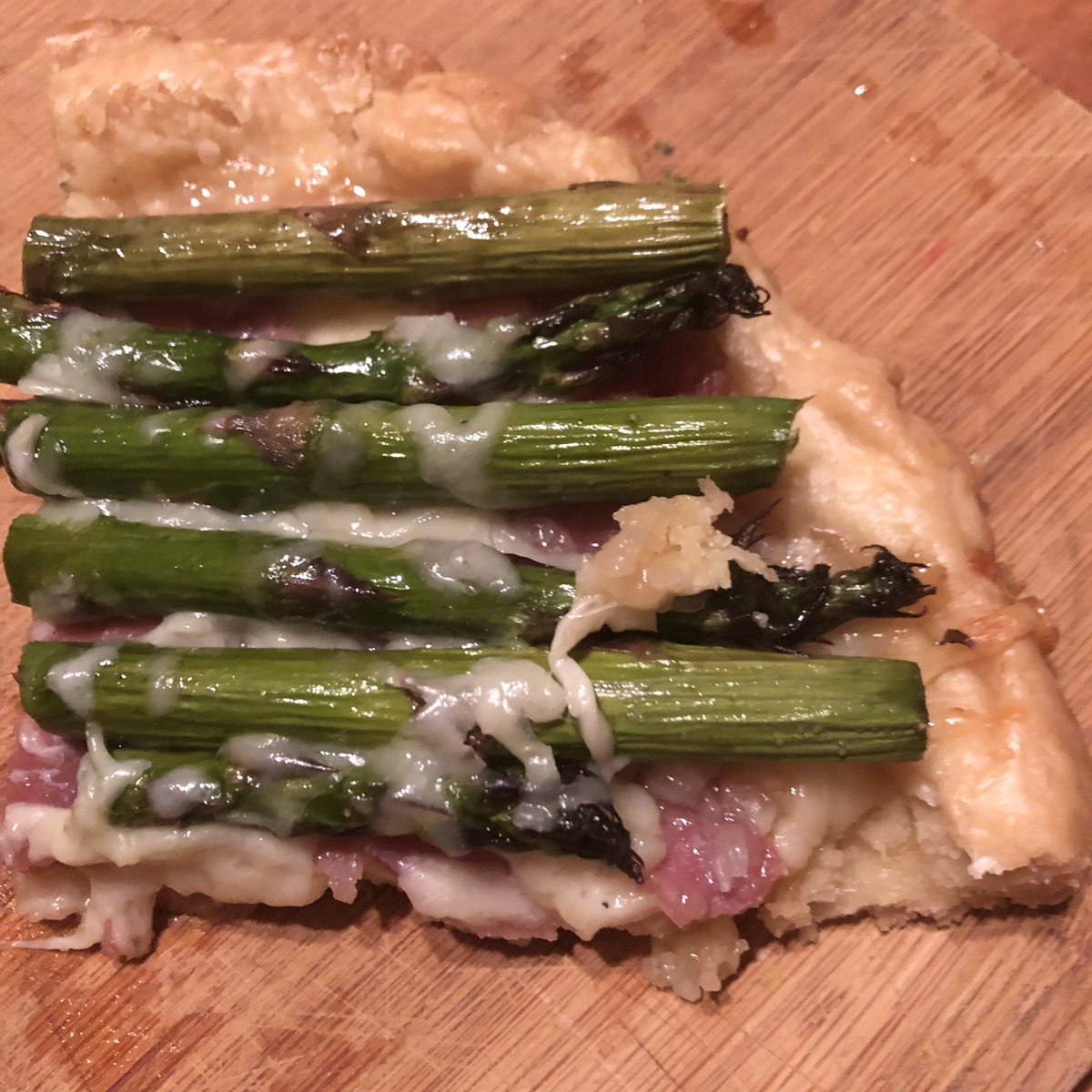 AlissaFalcone's tweet photo. Some of the things I made with my @CommonMkt farm share (picked up at Drexel!):
-Rhubarb compote 
-Rhubarb daiquiris 
-Spaghetti aglio e olio w/ kale 
-Green smoothies w/ spinach &amp; kale
-Kale short rib quesadillas 
-Scallion butter 
-"Sour cream &amp; onion" dip 
-Asparagus tart https://t.co/svf0oGy8aA