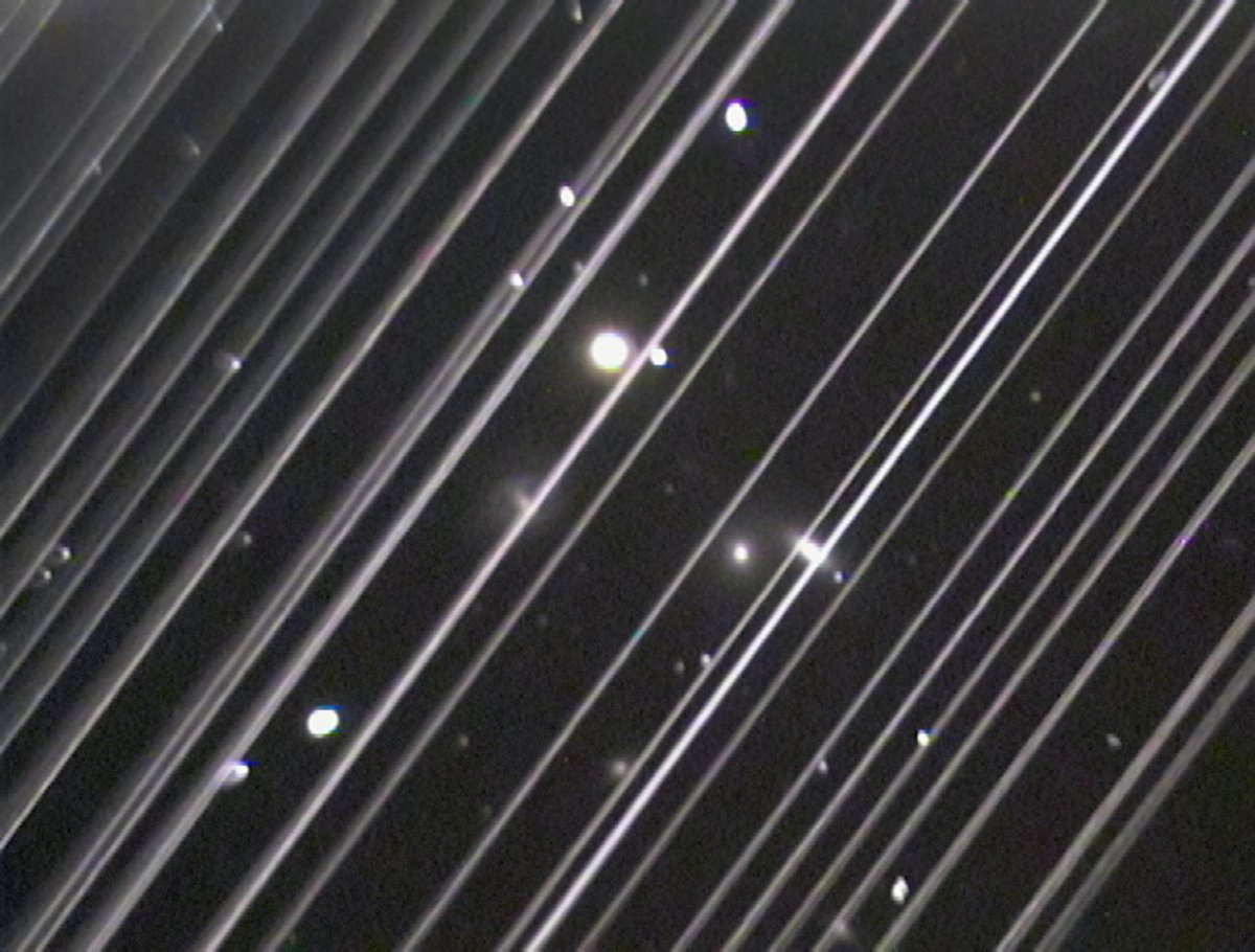 Gizmodo's tweet photo. Satellite constellations like SpaceX's Starlink could cause major problems, astronomy group warns https://t.co/cdbk0FbY1e https://t.co/hEsrlpVm6R