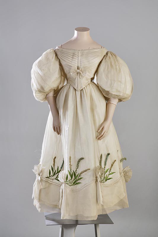 GeekandYarn's tweet photo. I love the simplicity, and whimsical details of this 1820-30s gown. 

1820-30s Dress From Turku Museum Centre is licensed under CC BY-ND 4.0
https://t.co/4VCTsUEK6j https://t.co/mYbwHiIV7L
