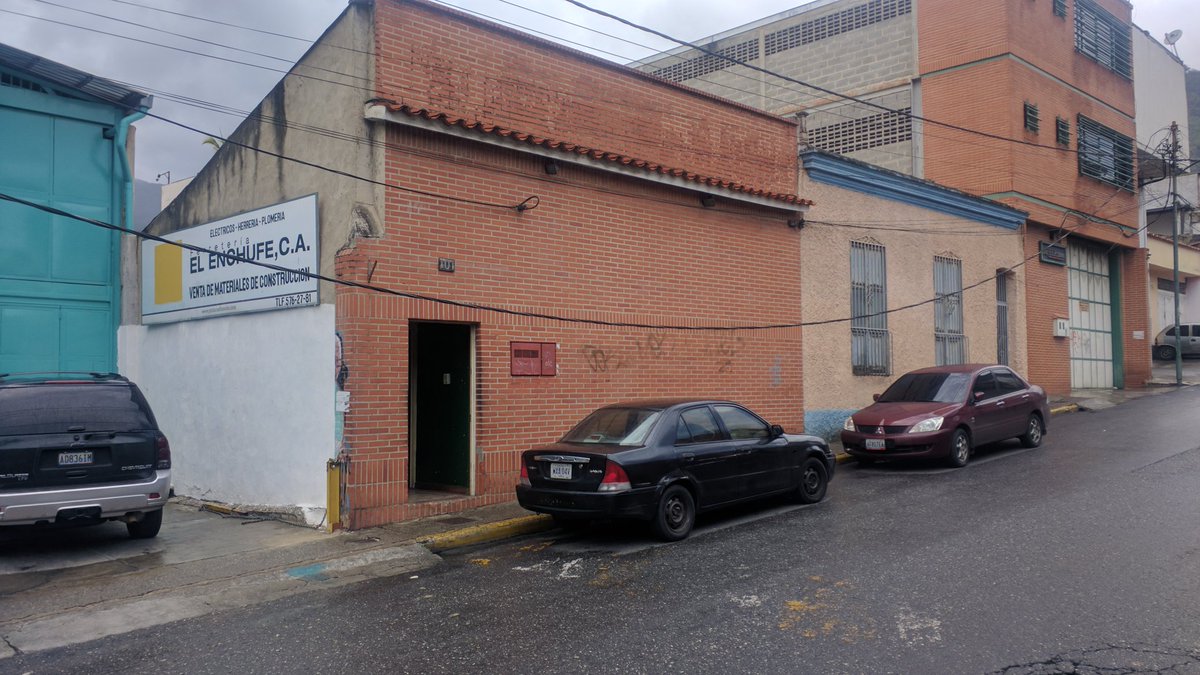 Diazjho's tweet photo. @CORPOELECinfo #serviciopublico el la avenida principal de Sarria (diagonal a la escuela la virgen niña) hay un cable de alta tensión que está Casi en el piso las Personas tiene Temor de pasar por esa acera... https://t.co/k0BZKwAAXR