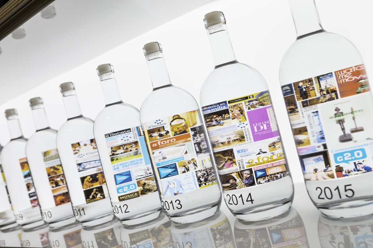 FundacionCanal's tweet photo. Cada una de estas botellas es un año de nuestra vida. Resumen nuestra historia gota a gota y la de más de 6 millones de personas que han formado parte de ella. Es la 4ª intervención artística por nuestro 18 aniversario. #SomosMásqueAgua @photoAlquimia https://t.co/DSkstiobj4