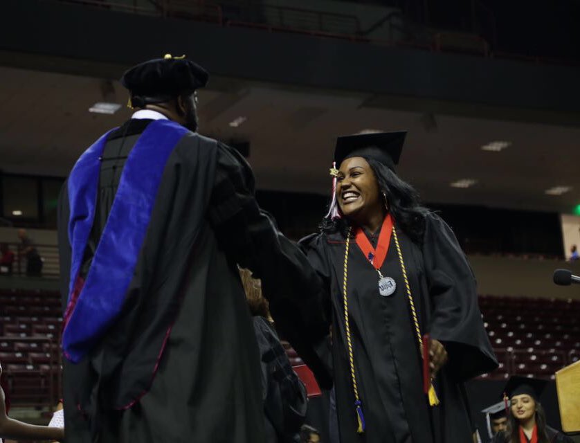 ssennayh's tweet photo. Walked across the stage leaving my mark behind with the best support group ever ! #2k19Graduate Iβm otw @follow_lander #LUππ https://t.co/qhEjxA2FYd