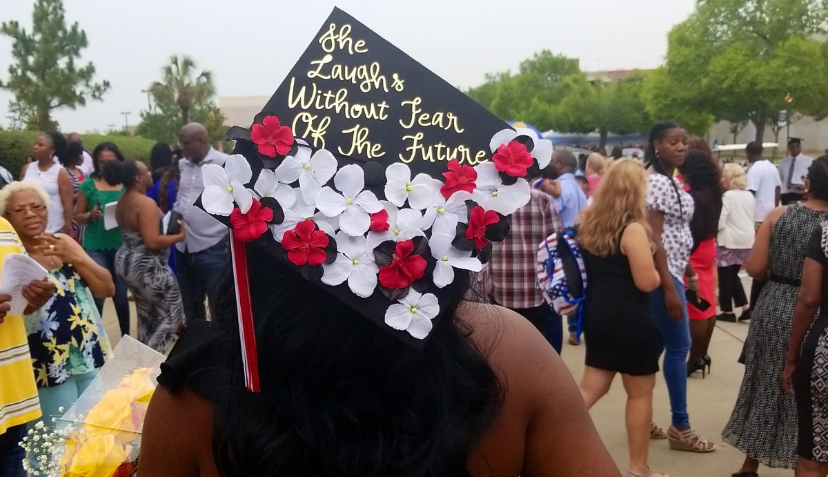 ssennayh's tweet photo. Walked across the stage leaving my mark behind with the best support group ever ! #2k19Graduate Iβm otw @follow_lander #LUππ https://t.co/qhEjxA2FYd