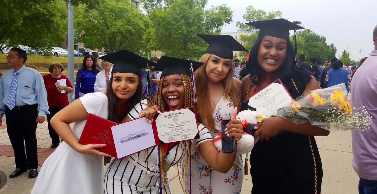 ssennayh's tweet photo. Walked across the stage leaving my mark behind with the best support group ever ! #2k19Graduate Iβm otw @follow_lander #LUππ https://t.co/qhEjxA2FYd