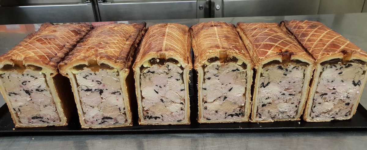 Le lundi quand c’est férié... c’est un peu dimanche ! #enplace #deuxdimanchesparsemaine #avecdugrasetduglutendedans #lepâtécestlavie #pourlamourdugras #pourlamourdupâté #passionpâté #chefelysee #chefconnected #chefgrossac #guillaumegomez