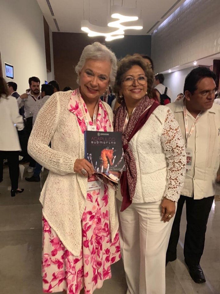 aquabarnard's tweet photo. Un honor que mi presidenta Adela Roman lleve El libro Acapulco Submarino a la Cumbre de alcaldes en los Cabos llevando la biodiversidad de Acapulco a personalidades asistentes. Gracias presidenta por apoyar artistas acapulqueños con esta sencilla acción y respalde nuestro talento https://t.co/aiE6E7v0Lx