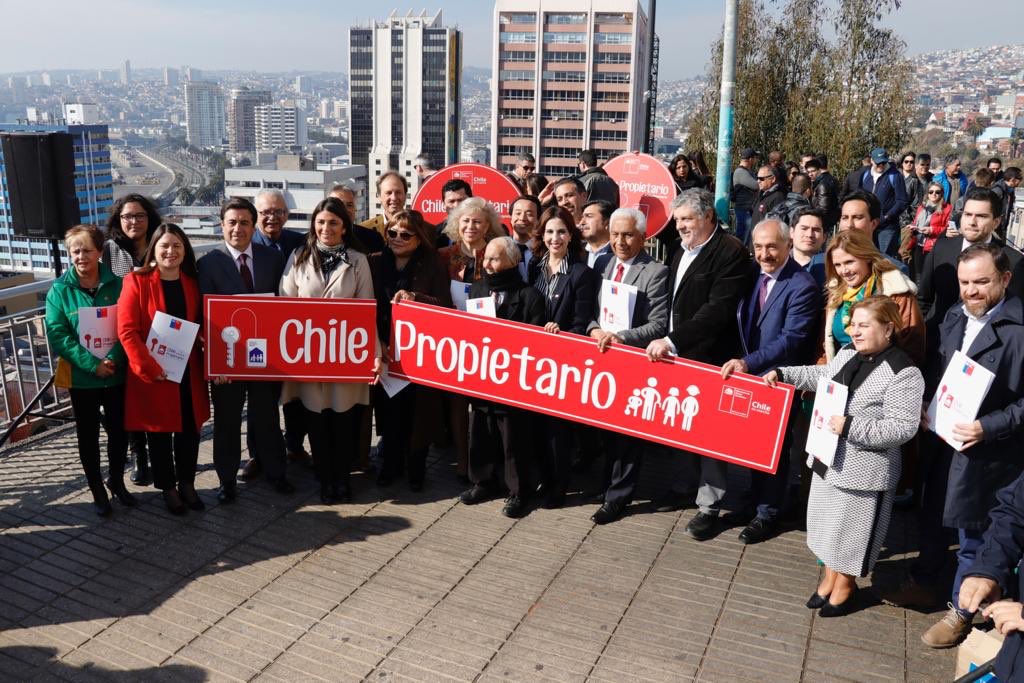 CHPropietario's tweet photo. En Valparaíso‼️subsecretaria @alebravoh firma convenio de #ChilePropietario con los alcaldes de la región para la tramitación de Títulos de Dominio. 👏🏼👏🏼 @MinisterioBBNN @FelipeWard @GobiernodeChile @sebastianpinera @ceciperez1 y https://t.co/ZmhtqA8dBF