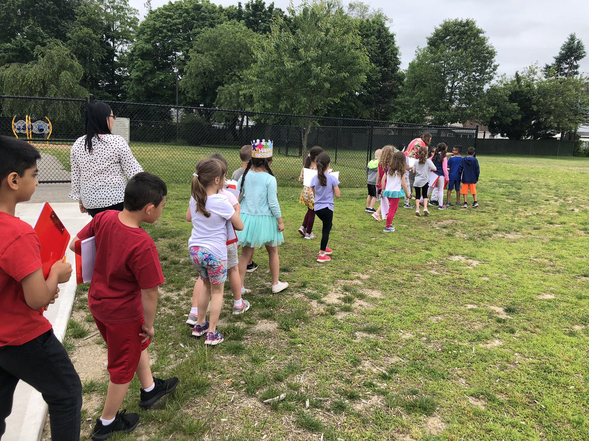 MrsGraffeoCCS's tweet photo. Our firsties enjoyed their first day back in the STEM Lab today with going on a Nature Walk! We saw many different birds on our walk, &amp; were able to make lots of observations! 🐦🍃✏️📒💡@STEMcbs #WeAreBethpage https://t.co/zGFtguG7wt