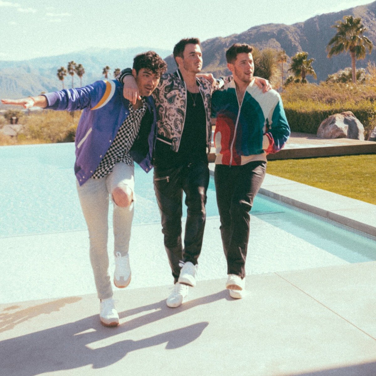 acolorstoryapp's tweet image. Surprise!! Today we're announcing our FREE filter +pack that we created with @jonasbrothers, Happiness Begins. There are 4 exclusive photo filters inspired by their newest album, available NOW! 🎉 Use #HappinessBegins to show your edits! acolorstory.com/app ❤ #AColorStory