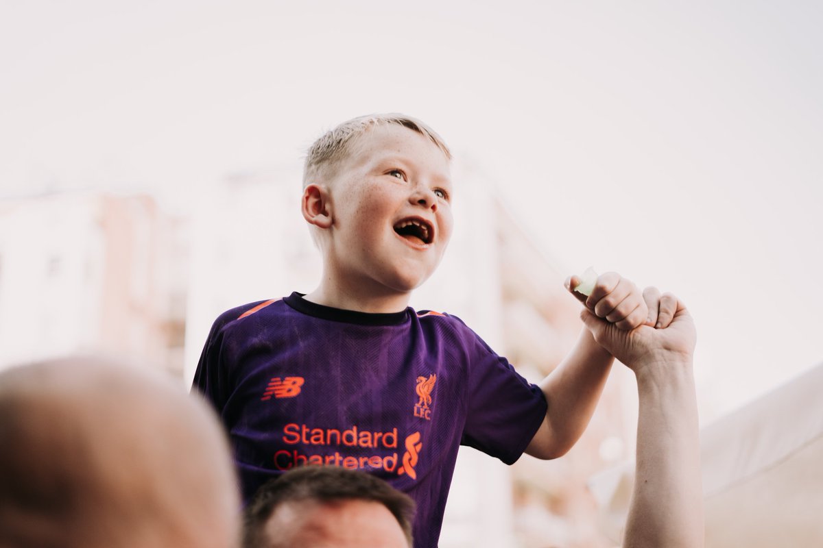 thetealbees's tweet photo. #Reds 🔴, I need your help! We took these photos in #Madrid at the #UCLfinal 🏆 and we would love for the fans to have them as memories! ⚽️❤

Please #RT this post and see if we can find some of these lovely lot! 🏆⚽️

https://t.co/k8HJJUo3LU

#YNWA #LiverpoolFC #SixTimes #LFC ❤ https://t.co/ePL9f7NkgM