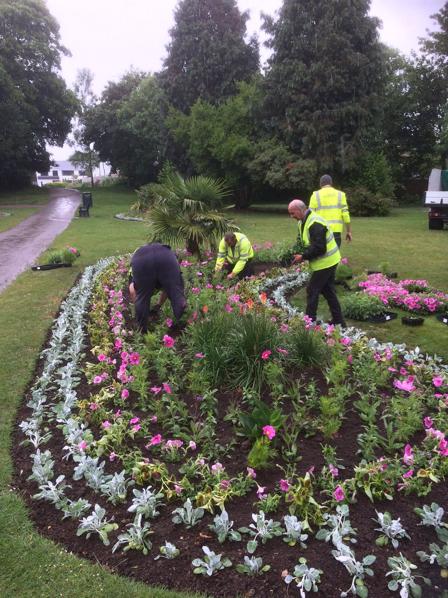 markhibbs10's tweet photo. Sodexo Horticultural Services continue through a damp and dreary day to brighten up Stanley Park in Gosport for many Gosport residents and visitors to enjoy @Hort_Sodexo @Paul__Donnelly https://t.co/RAadR6oklE