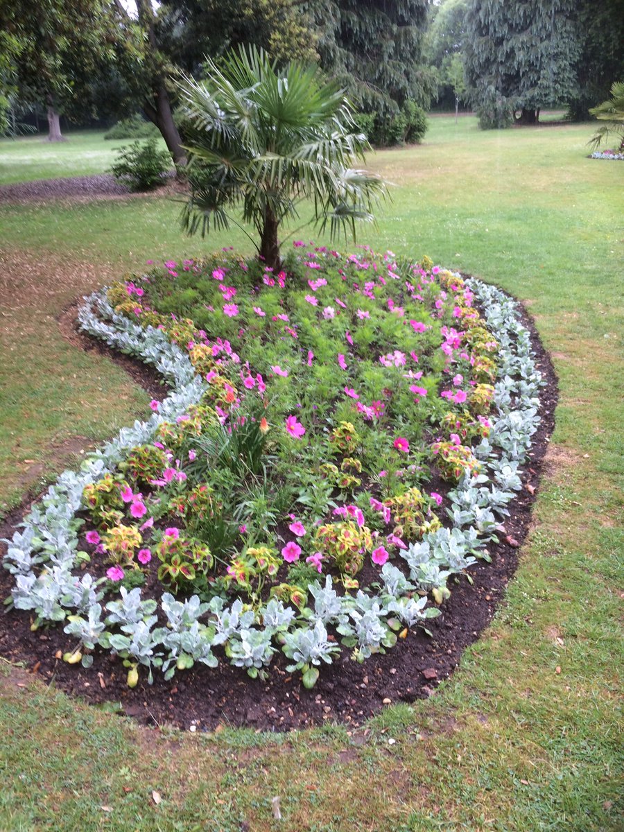 markhibbs10's tweet photo. Sodexo Horticultural Services continue through a damp and dreary day to brighten up Stanley Park in Gosport for many Gosport residents and visitors to enjoy @Hort_Sodexo @Paul__Donnelly https://t.co/RAadR6oklE