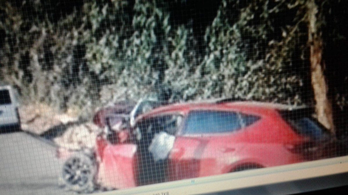 Tırafik aracının kamarasından olay yerinin resimlerini ulasdık gece 11 saatlerinde yol dubalarına ve yol kenarındaki agaclara dalmıs ALLAH baslamıs