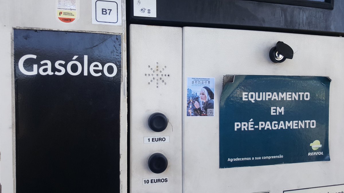 SaraRtweet's tweet photo. When you're pumping gas and suddenly get intrigued... that's the #Sense8effect 😊❤❤
#ShareSense8 #wheneverwherever !! #Sense8Revolution in motion... ❤ https://t.co/bPlTxFp17k