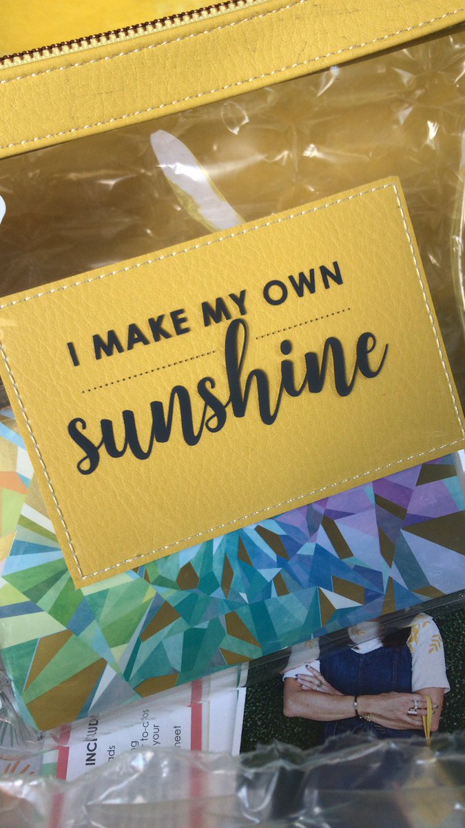 SMBlickenderfer's tweet photo. I found my new go-to wristlet that I never knew I needed, thanks to the #ECSurpriseBox 😍 @ErinCondren https://t.co/lEJFvf7guo