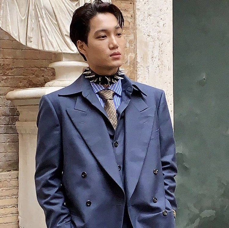 jonginpic's tweet image. THE MOST HANDSOME MAN IN THE WHOLE WIDE WORLD