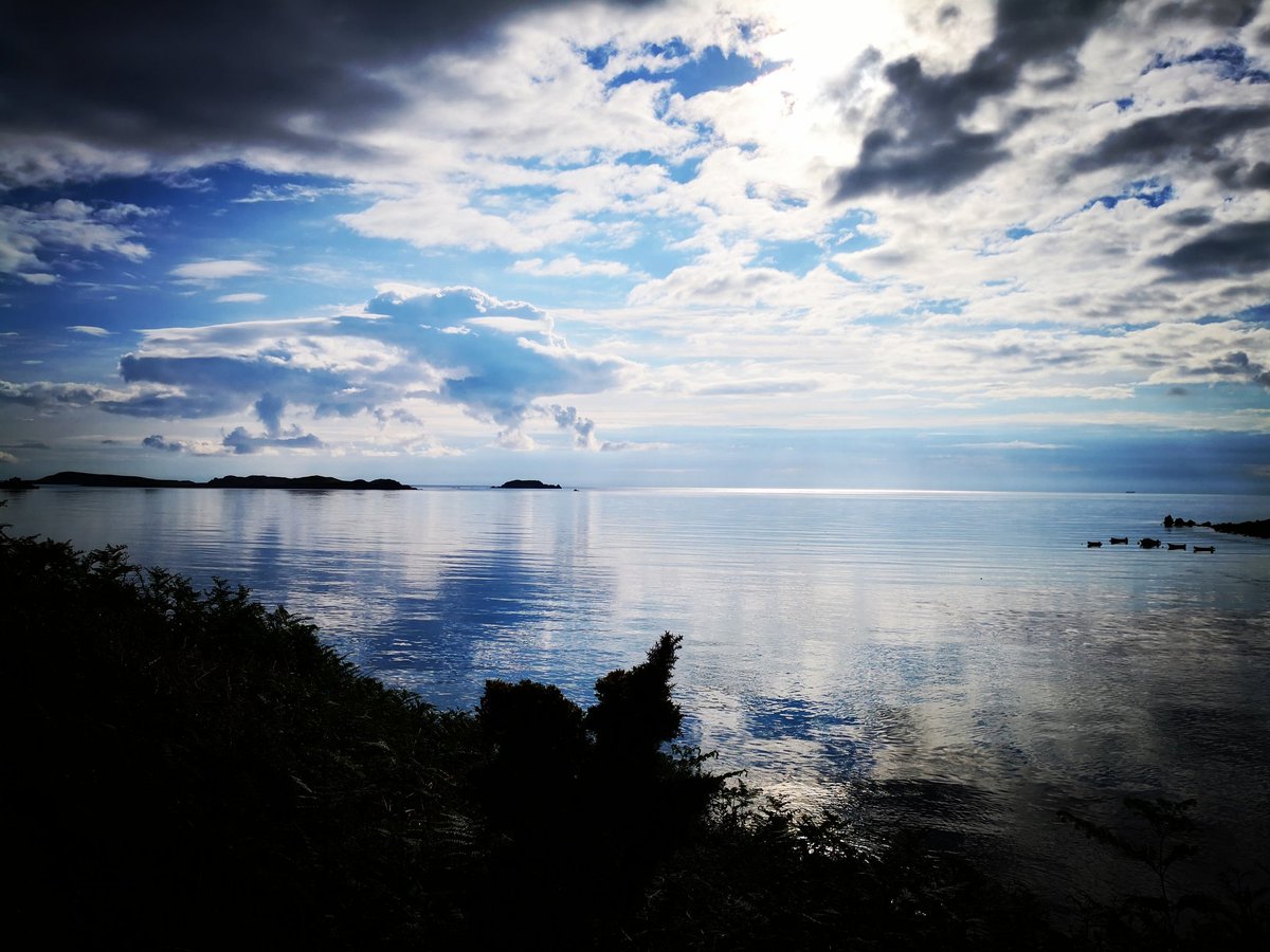 BareFoot_IOS's tweet photo. When your morning starts like this you're pretty much set for the day!
🌧️
It started raining not long after this &amp; didn't stop for some time; but who cares?!
🌧️
#Scilly #Reflections #30DaysWild #Springwatch #IOS #IslandLife #CloudPorn #ReflectAWhile #RespectTheWater https://t.co/xpe6soEsL4