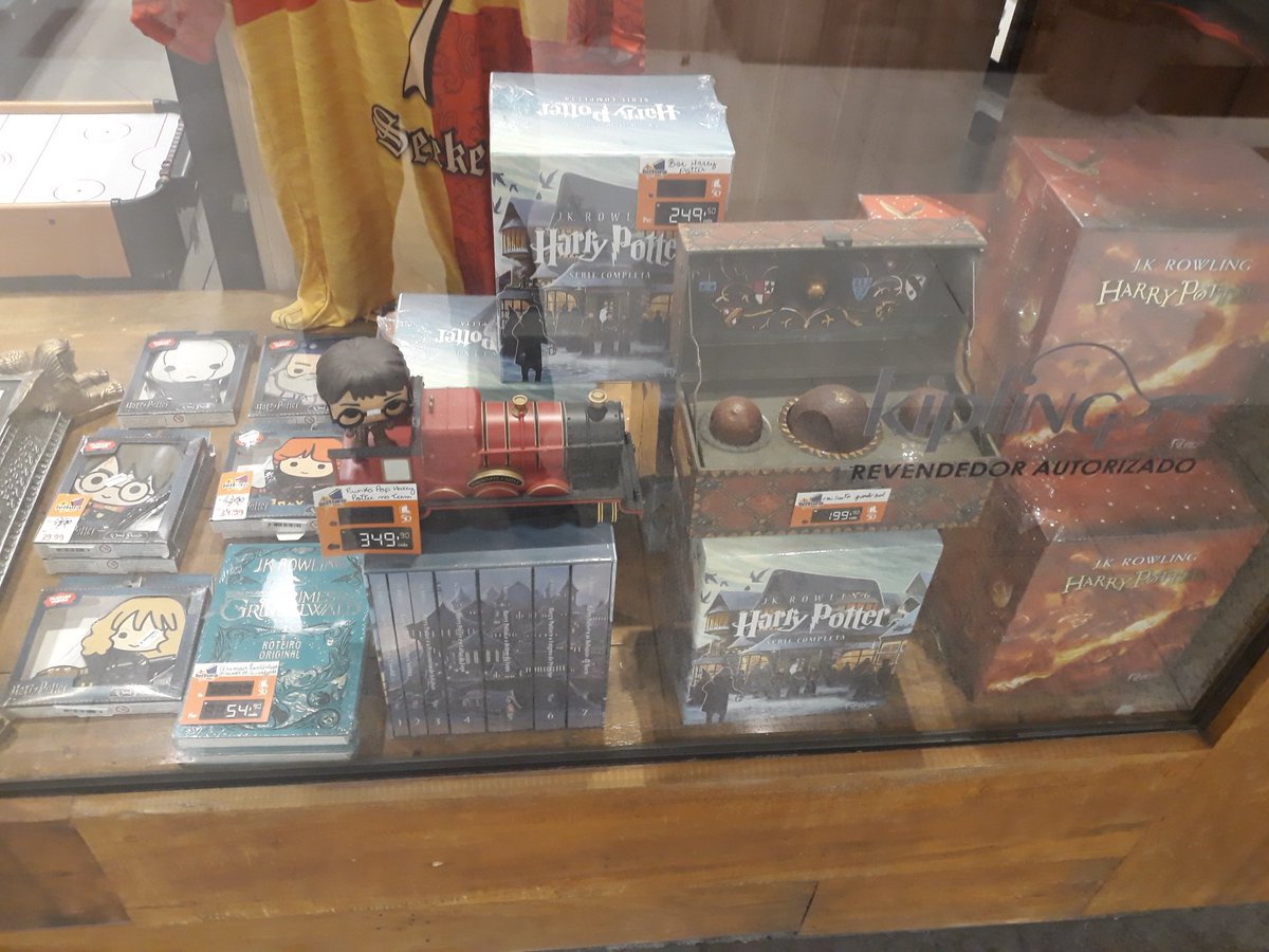 magnolesco's tweet photo. @jus_t @spielerman @itswallacee @naruzita @Niricolle97 @GabbyPerola @jk_rowling @biioca
❤
#HarryPotter #Books #BookShop #Livros #Livraria #Potter #PotterFandom #HarryPotterForever https://t.co/apHHLowfhs