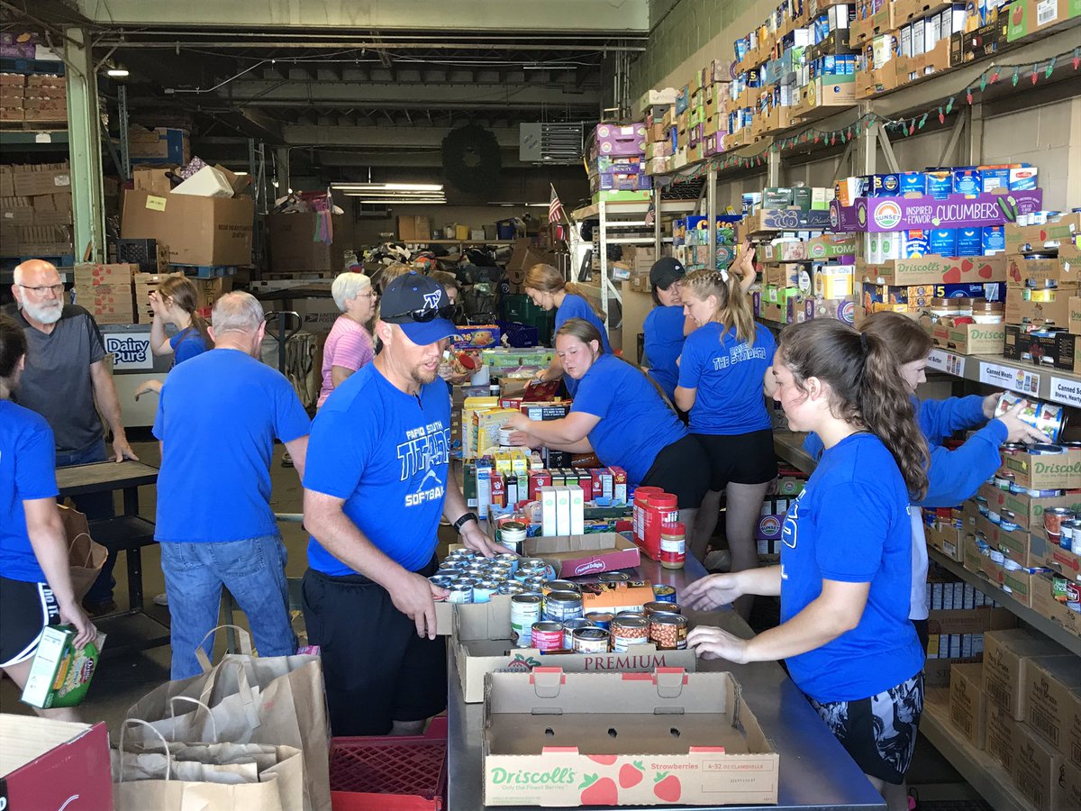 PLSTitansSB's tweet photo. After workouts this morning, we enjoyed volunteering down at St. Vincent DePaul’s food pantry for several hours! We helped sort the @WOWT6News latest food drive donations. #ServantLeadership #Top3rd #12000lbs https://t.co/yjZ3hKFonx
