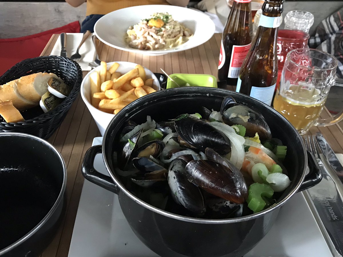 caiyuanle's tweet photo. Day trip to Antwerp with Jiang Yan, eating mussels with chips, and also dropping for Breda for a quick visit~ https://t.co/GfBJWD3yBv