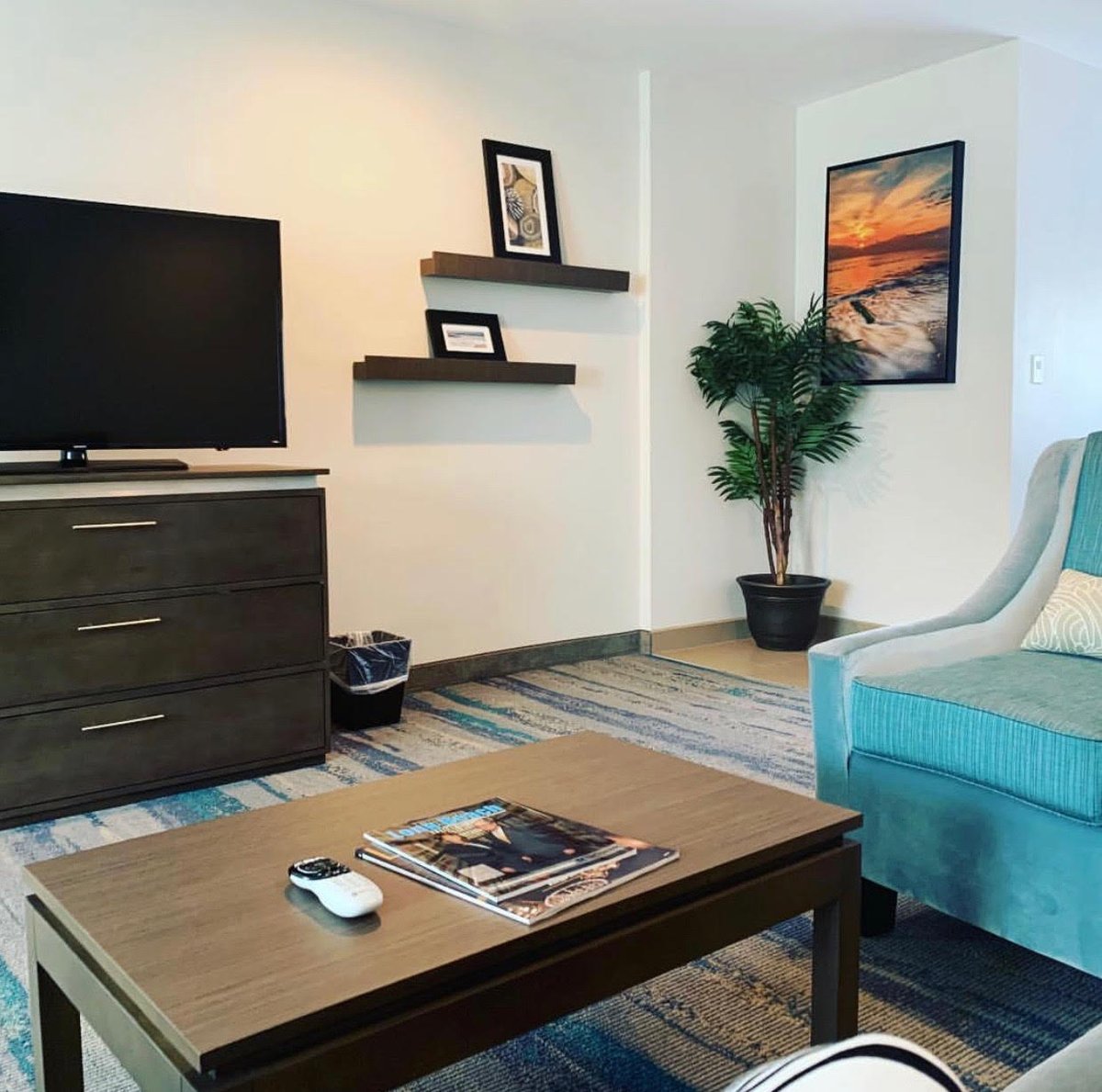 Our guest rooms will have you feeling right at home. Photo from @officialdisneydad #hotel #meetinLB #LBconventioncenter #lbc