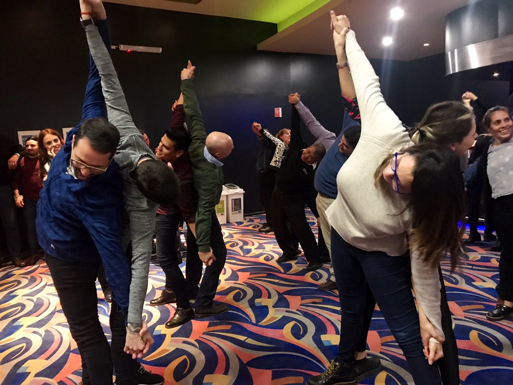 Hoy Limpiolux cumple 53 años. Lo festejamos con el mismo compromiso, vocación y alegría con las que nuestros fundadores dieron vida a nuestra empresa.
Para celebrar disfrutamos de pausas activas con masajes y un ejercicio grupal de relajación y elongación.  #aniversarioLimpiolux