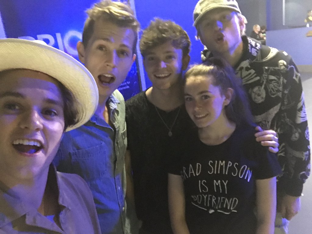 x_SarahML_x's tweet photo. I feel so so so lucky to have met them and I can’t be anymore grateful🥰 forever my favourite people❤️ @NewHopeClub @TheVampsband https://t.co/w1db3b1Hbu