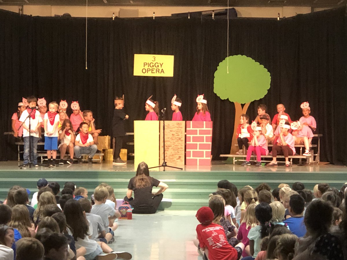 WhiteOakLions's tweet photo. Final performance of the year and Mrs. Pepperdine's first graders did not disappoint! π¦π·@WhiteOakLions @LVUSD #3PiggyOpera #lvusd #WOLions https://t.co/D8KNtjWY3c
