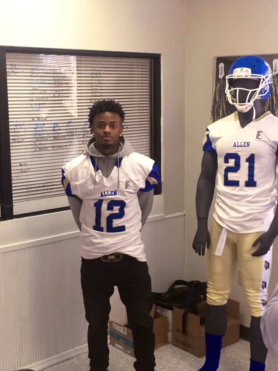 It’s official!!!... Put the city on the map kid!!!... Next Stop AU 🐝..go be great!!! Proud of ya!!! #LCStrong #Trendsetter <a href="/StephfonRose/">Stephfon Rose</a> @CoachRossAU <a href="/teddyk95/">Teddy Keaton</a> <a href="/CoachBrayton/">Brayton Smith</a>