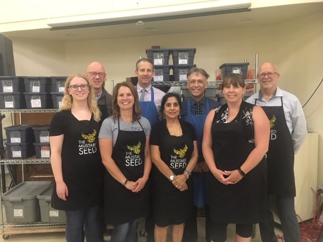 rdpschools's tweet photo. Another 366 lunches made @mustardseedrd! Our staff has opportunity to volunteer for the School Lunch Program &amp; it has been incredible to see the generosity of donors &amp; learn more about the program that helps ensure our students have full tummies &amp; are at their very best to learn https://t.co/hUZhtH957U