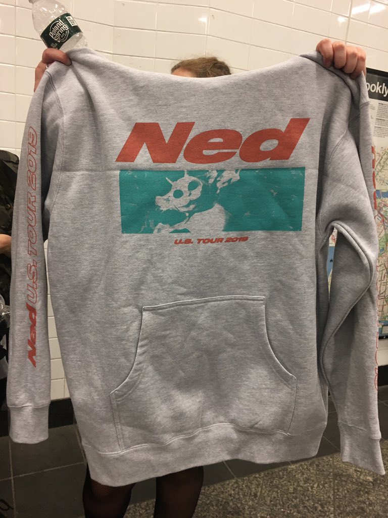 OhItsTaylorrr's tweet photo. ATTENTION CLIKKERS: HELP ME OUT AND RETWEET THIS! IM BROKE AND WOULD SELL MY SOUL FOR THIS HOODIE 🙏🏻 200 replies/ 700 likes/ 900 retweets LETS GO! https://t.co/IrqkSTf17E
