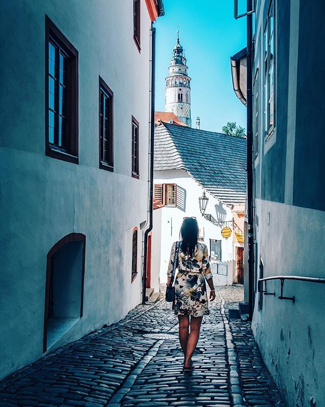 Strolling around #CeskyKrumlov with @katerinalagova 😉☀️🇨🇿🏰 #travel #oldtown #unesco #czechrepublic #thisisczech #exploreczechia #cnntravel bit.ly/2MFChXD