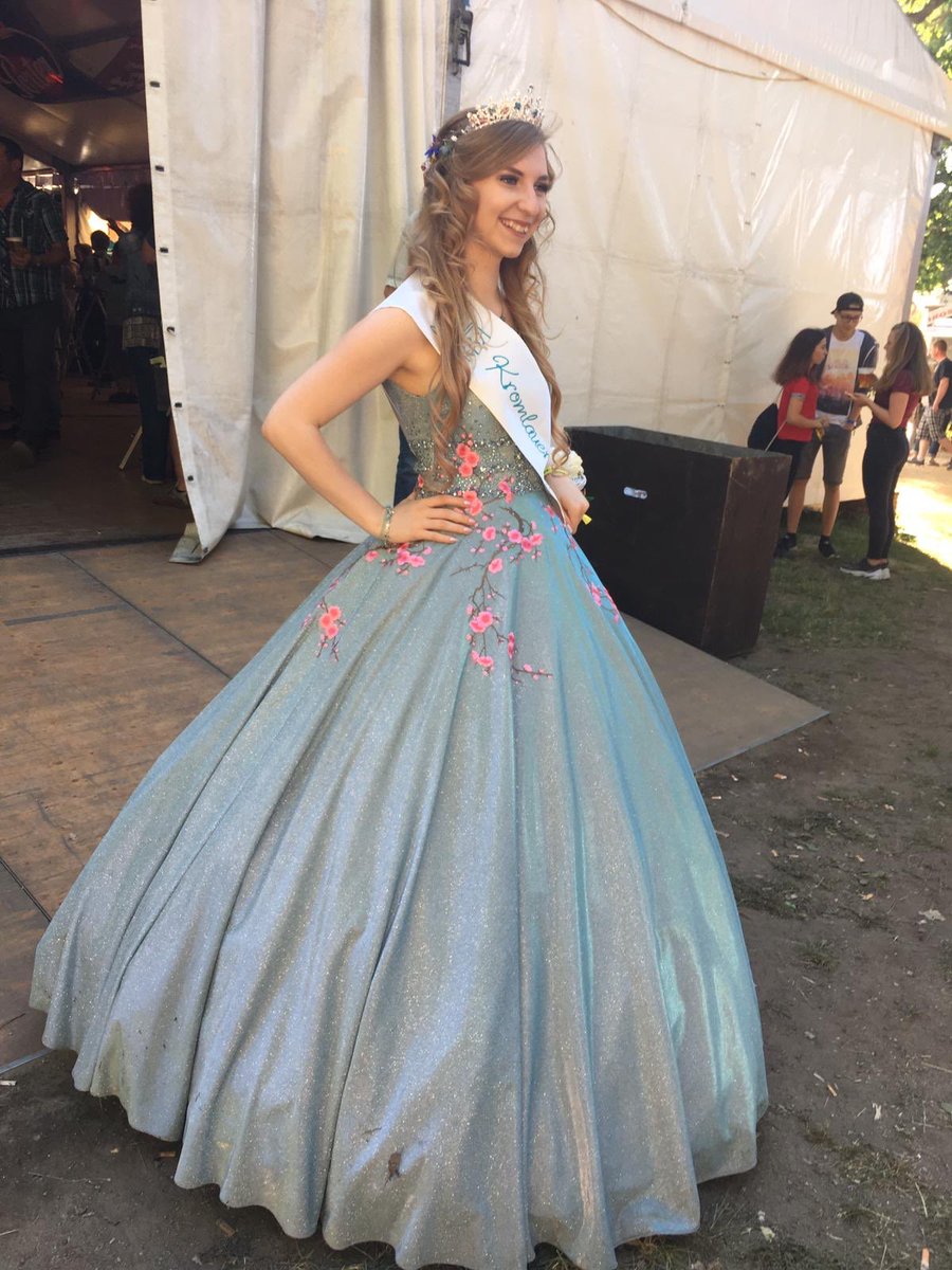 JahnkeTonie's tweet photo. crowning ceremony, finally queen 👑💙 https://t.co/U72hSqrRfL