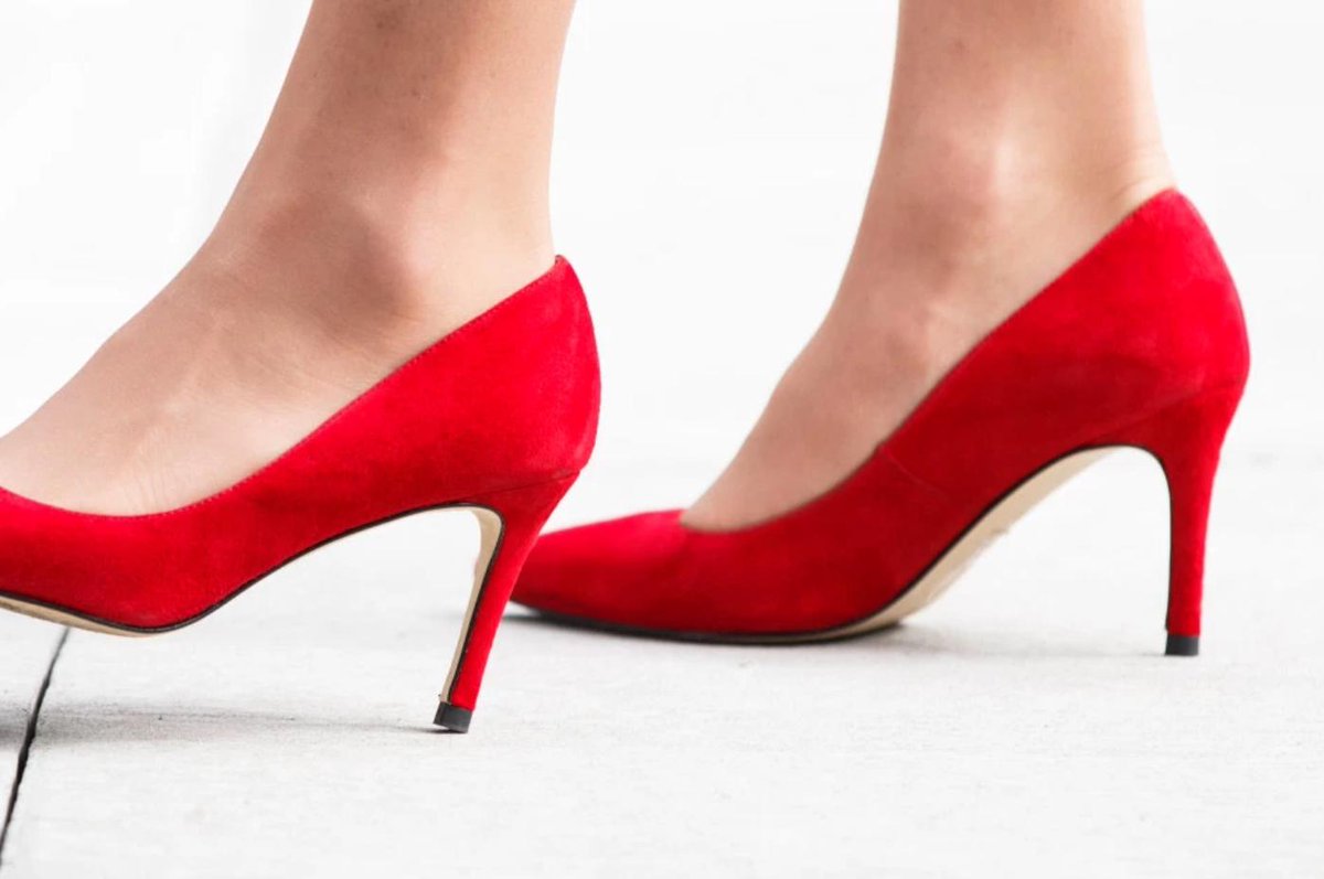 WomenintheWorld's tweet photo. Japan’s labor minister says it’s ‘necessary and appropriate’ for women to wear high heels to work:
https://t.co/QYqIlWslb9 https://t.co/EA1RkCvayK
