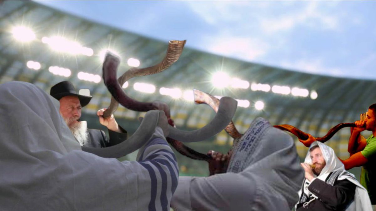 Les supporters du Juifs AC sortent les vuvuzelas pour couvrir "Arc En Ciel" de Booban, l'hymne de l'Inter Trans.Colère dans les rangs de l'Inter Trans.