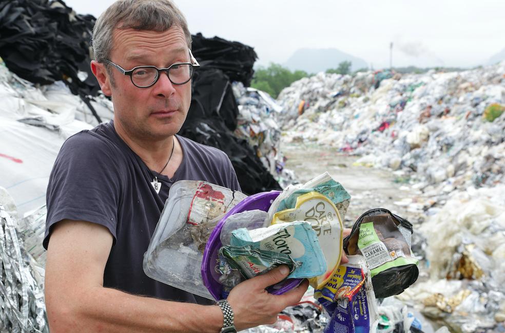 HughFW's tweet image. This is in Malaysia. Why should our waste end up here for others to deal with and suffer from? We didn’t sign up for that when we put out our recycling, did we? @greenpeaceuk @greenpeace #WarOnPlastic #PlasticPollution