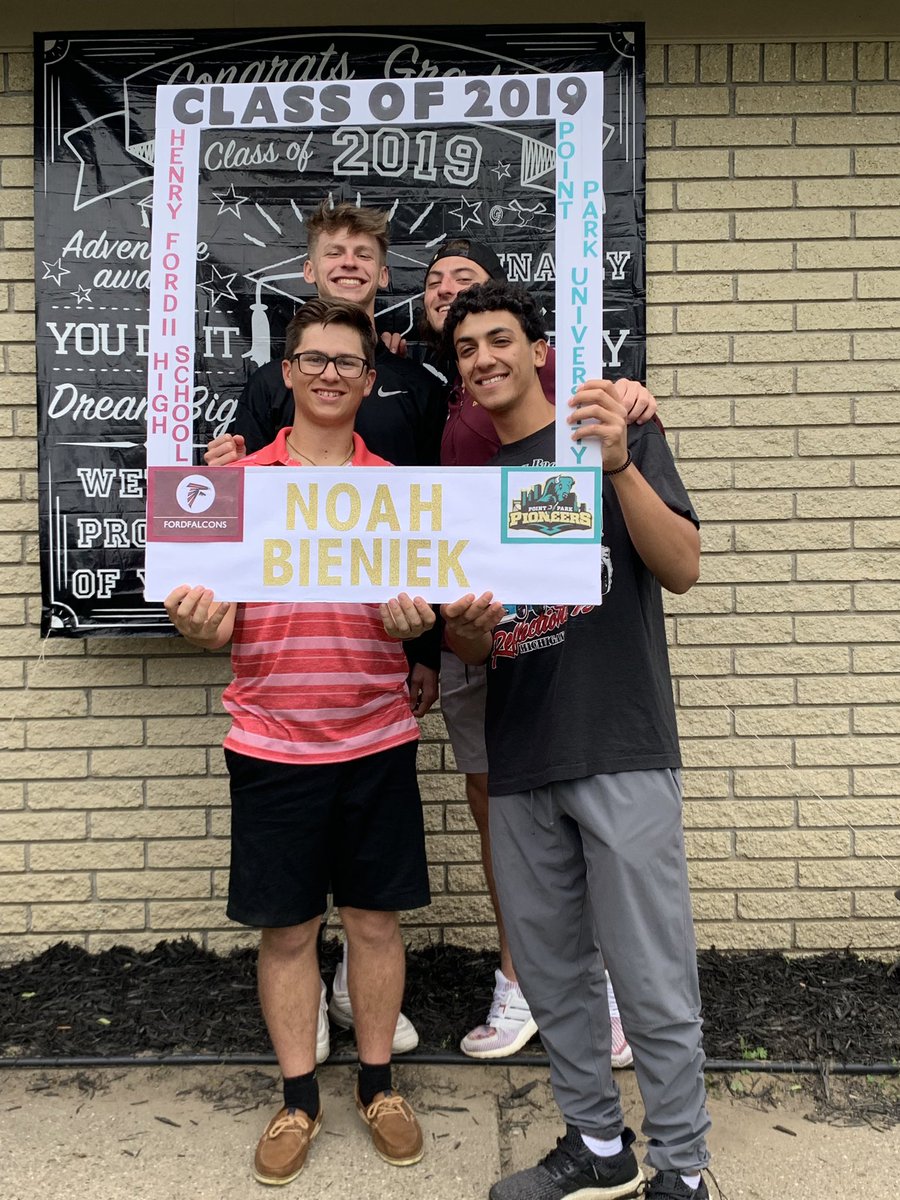 NoahB77_'s tweet photo. Grad Party β
...Next Stop Point Park University βΎοΈ #Classof2023 #PittsburghMe #PghismyCampus https://t.co/VJY2xkf3ky