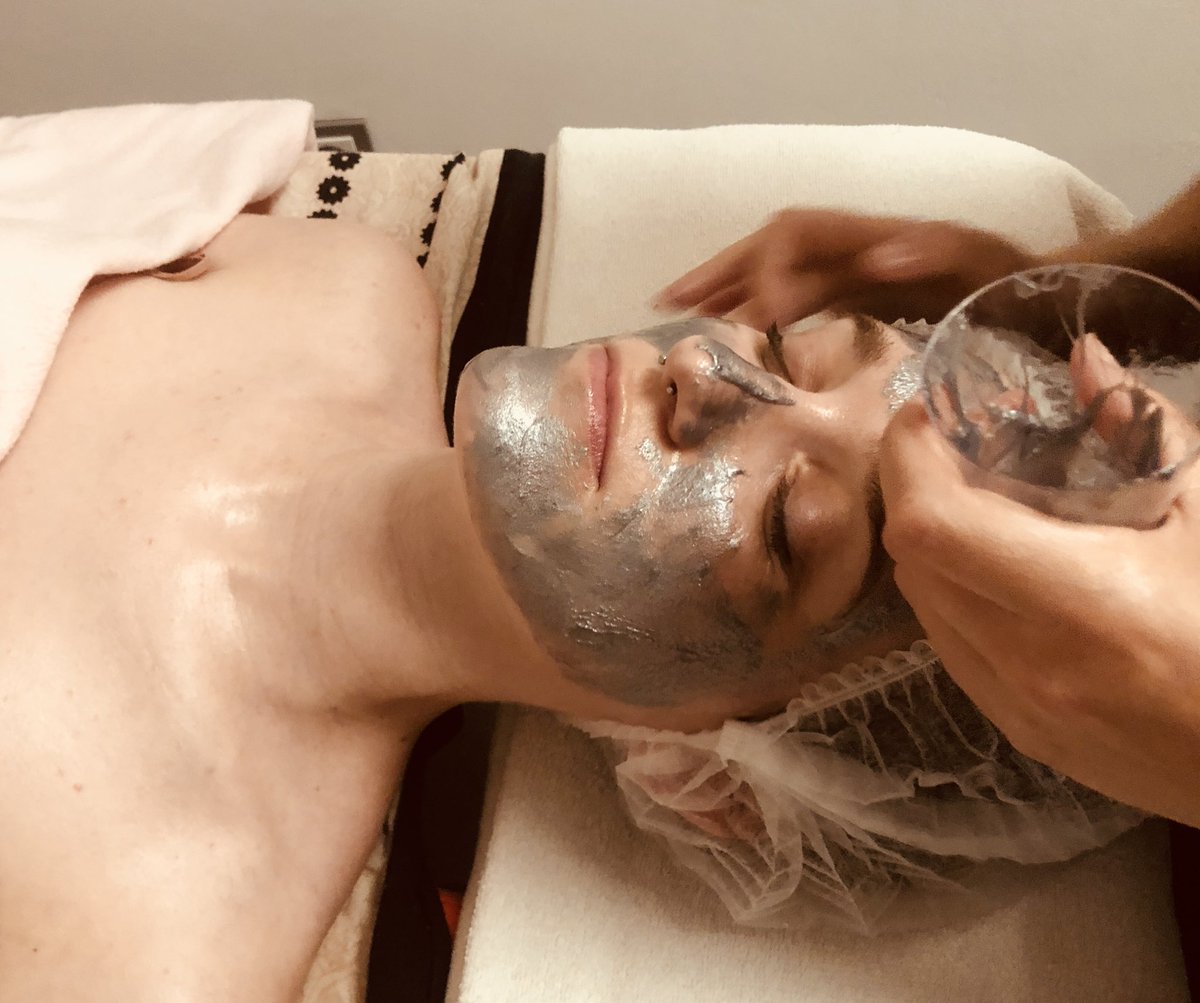 Disfrutando del fantástico ritual de hoy en nuestra escuela de Spa de Marbella, “Oro, Perlas y Diamantes”., 🤩🤩una combinación de cosméticos de lujo, que ha conquistado a alumnas y modelos, además de dejarles la piel aterciopelada y luminosa🤩

renovathermal.es