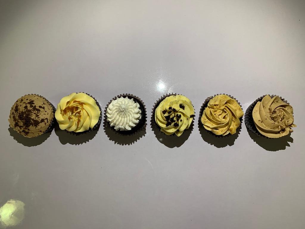 cakesbyASHKEN's tweet photo. Chocolate cupcakes with L-R: choc. BC with choc shavings, caramel BC and more caramel drizzle(cupcake is also filled with caramel), whipped cream, oreo BC, Peanut butter BC, Espresso BC
P.s: BC is Buttercream
🥜🍪🍰🎂🍨🧁🍫Which buttercream would you go for?🤤🤤 https://t.co/mxDpfE636u