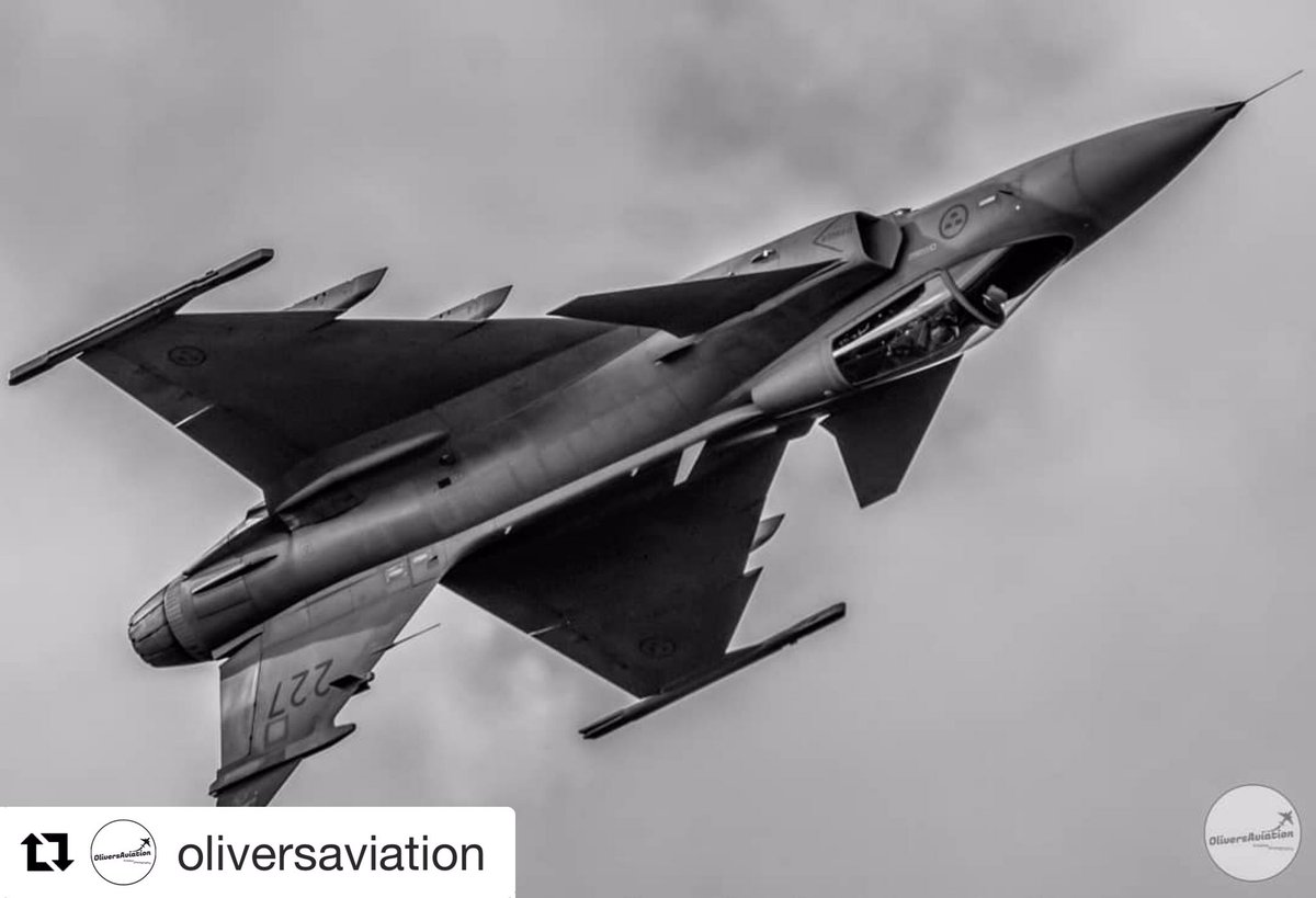 gripendisplay's tweet photo. #Repost @oliversaviation with @get_repost
・・・
@gripensolodisplay over #Vänersborg 🇸🇪#saabinthesky #gripen #jas39gripen #airforce #planespotting #afterburner #sweden #swedishairforce #figterpilot #aviationphotography #photography #flighterjet #avgeek #aviation https://t.co/qnX09qgeEQ