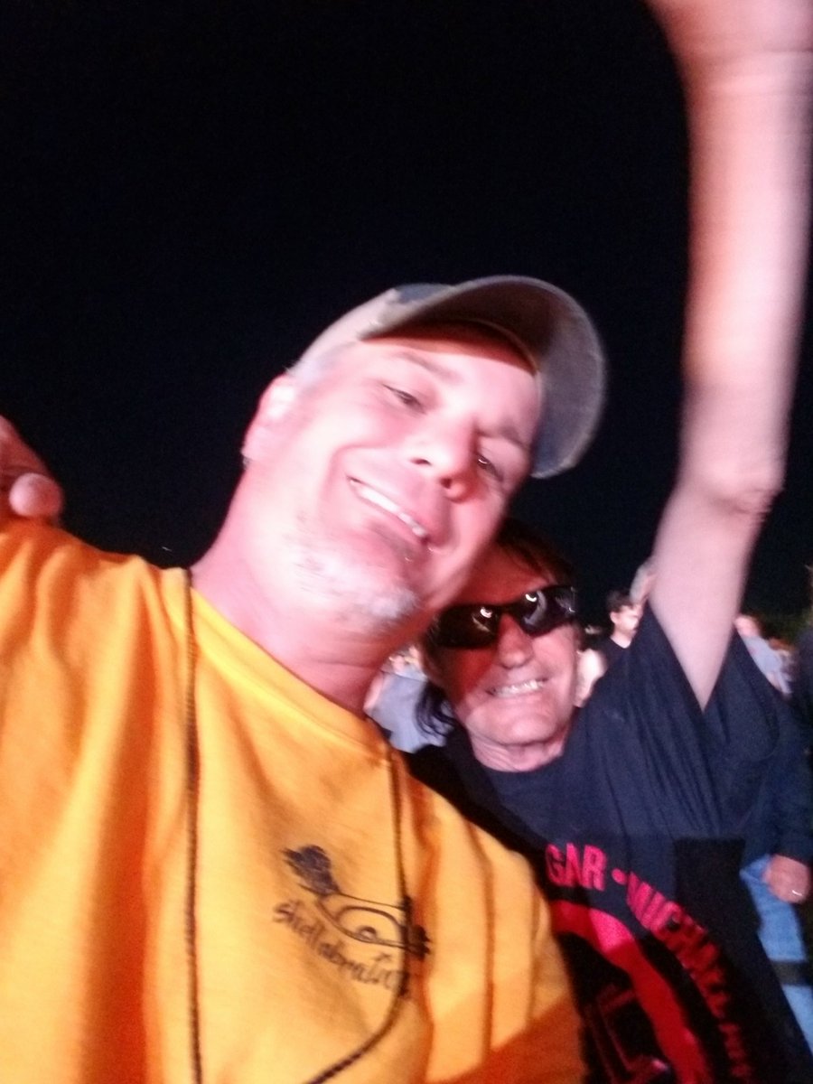 JoeOchoNoles's tweet image. Hanging with Faber dude is such a metal head.... #faberfabe #shellabration #sammyhager