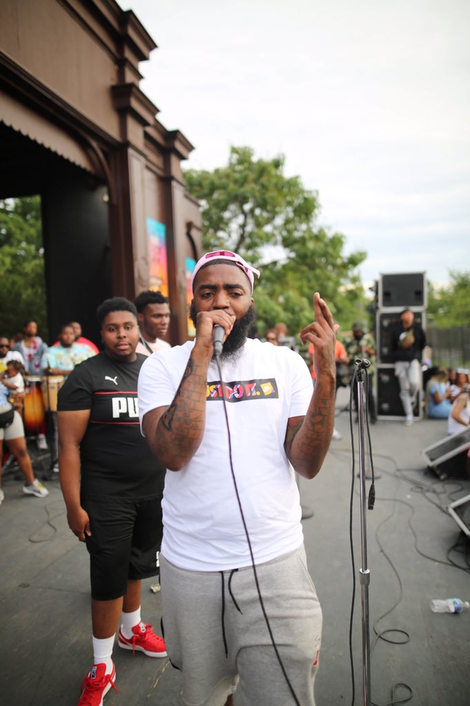 VividDope's tweet photo. Ayeee Legg!! @3ohBlack #GentrifyTheMonument https://t.co/Q2T2t2KSei