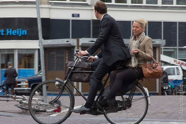 fietsprofessor's tweet photo. Eddie Vedder of @PearlJam is still looking for Dutch woman who brought him to hotel in 1992, on the back of her bike (#Dinking): "Her hair kept stroking my face"

He calls it an example of an act of 'unselfish kindness'
https://t.co/BTnfN0e1OK https://t.co/h8uSXwiY7S