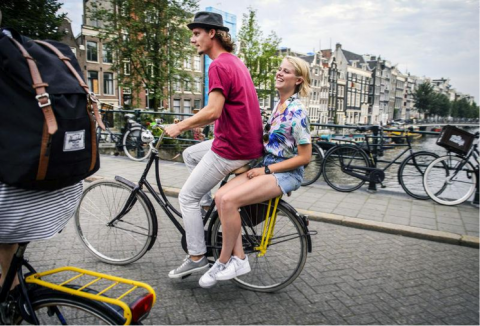 Eddie Vedder of @PearlJam is still looking for Dutch woman who brought him  to hotel in 1992, on the back of her bike (#Dinking): 