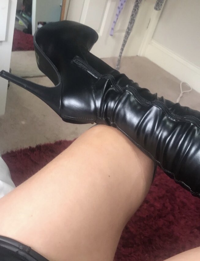 goddessamelia11's tweet photo. Who’s licking these fuckers clean for me then? #payup #paypigs #cashslave #findom #femdom #domlife #paypig #cashpig #paysub #submissive https://t.co/oB5tBwgIZH