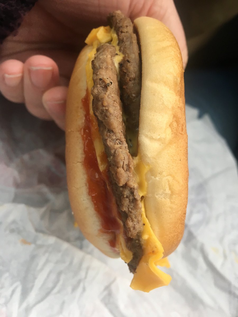 Scuzz11's tweet image. Have a feeling that I’ve said this far to many times for comfort... but seriously @McDonalds @McDonaldsUK could you guys please spend an extra 2-4 seconds on assembly? What the hell is this!?! #McDonalds #wonky #slappedtogether