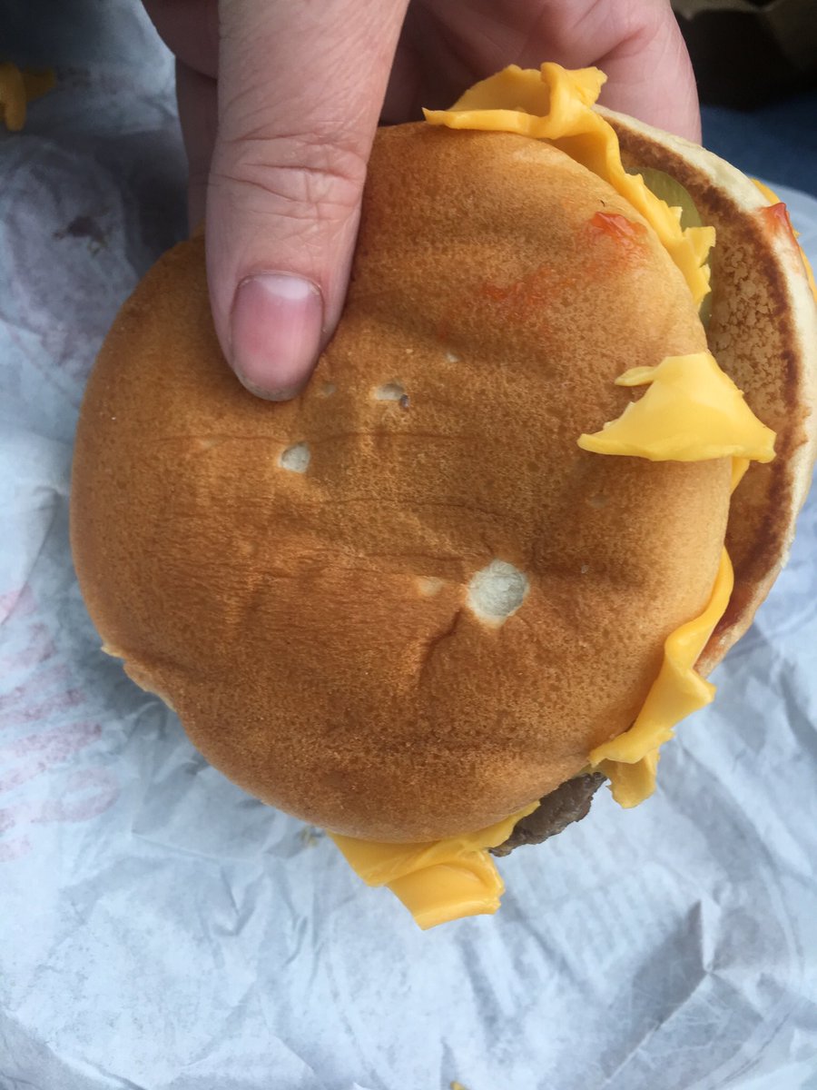 Scuzz11's tweet image. Have a feeling that I’ve said this far to many times for comfort... but seriously @McDonalds @McDonaldsUK could you guys please spend an extra 2-4 seconds on assembly? What the hell is this!?! #McDonalds #wonky #slappedtogether